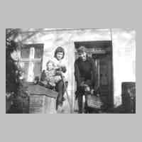 071-0049 Gisela Teichert und das Pflichtjahrmaedchen bei Assmann. Die Kleine ist Christa Assmann.jpg
